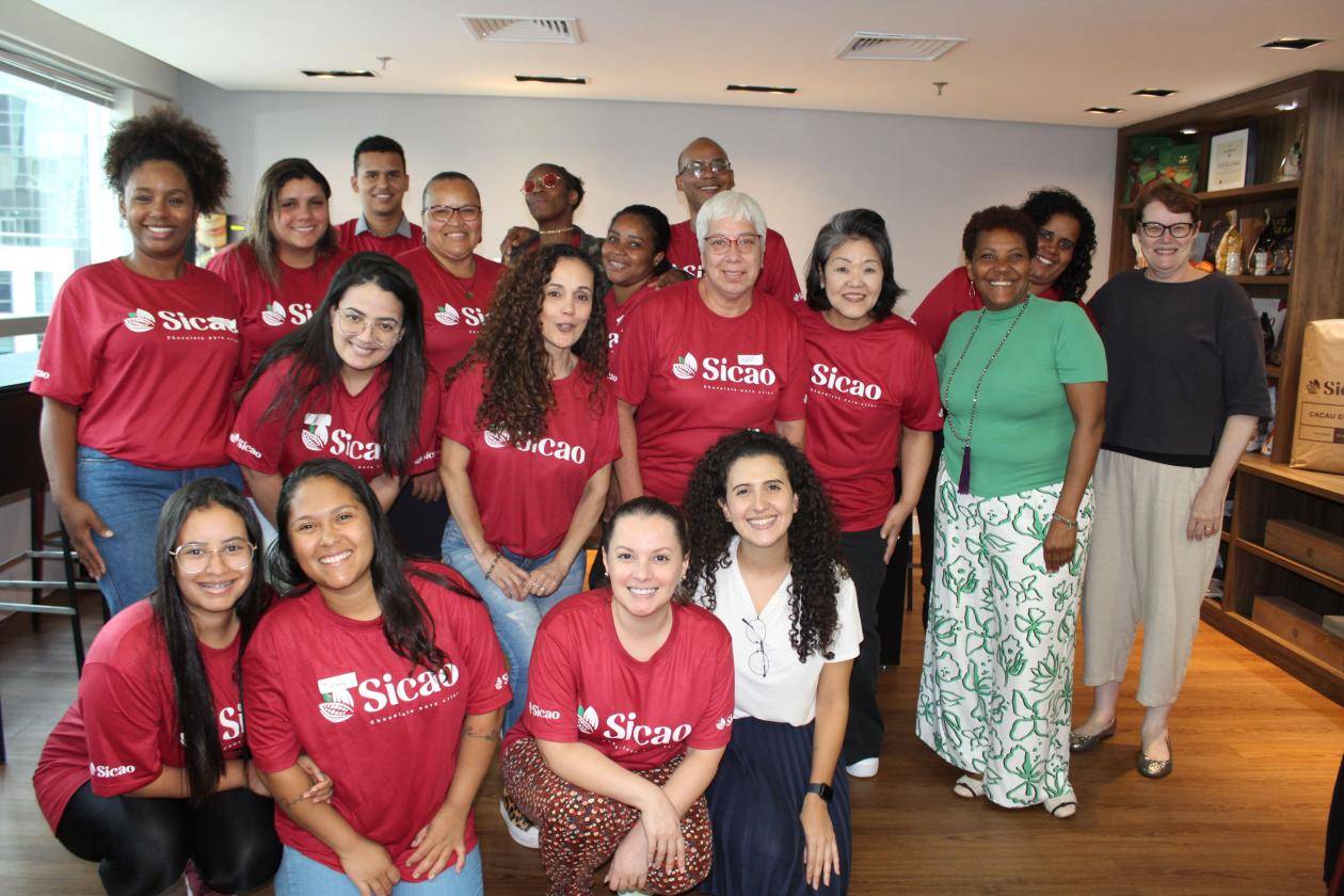 turma em pé com a camiseta Sicao