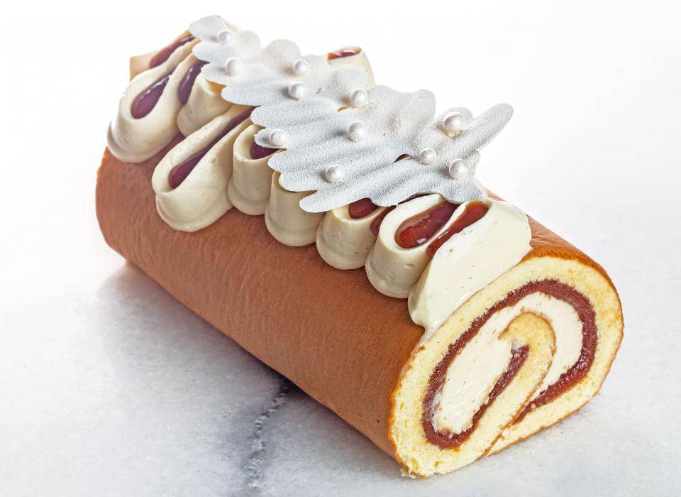 swiss roll visto de cimamostrando o recheio de chocolate branco e goiabada