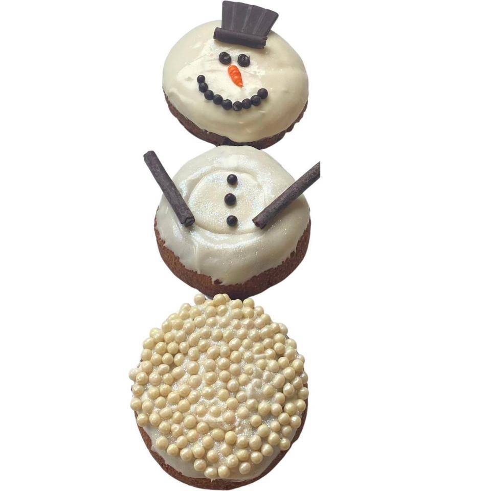 Donuts en forme de bonhomme de neige pour l'hiver avec un glaçage blanc et des Crispearls™.