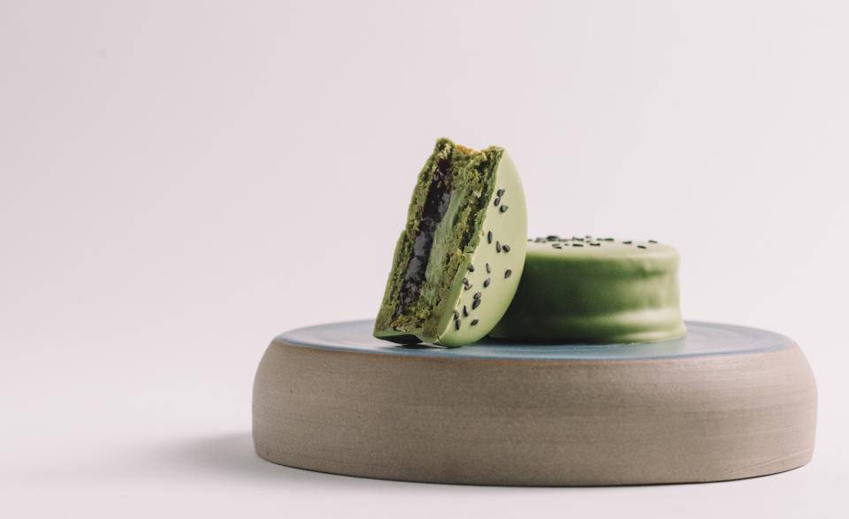 Um alfajor de matcha e cereja do Chef Luis Robledo