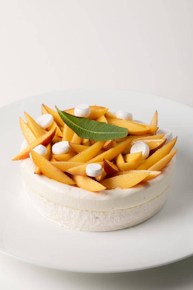 peach pavlova