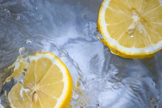 Limon yarıları suya düşerken - alt sol köşede sıçramalar.