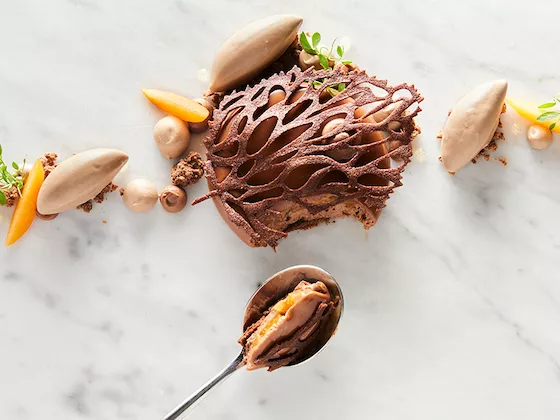 Elegancki deser na talerzu stworzony z czekolady Callebaut NXT