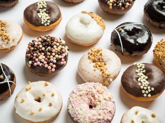 Un assortiment de donuts avec une variété de décorations. 